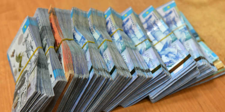 Ауруханада жатқан зейнеткердің 13 миллион теңгесін ұрлап алған