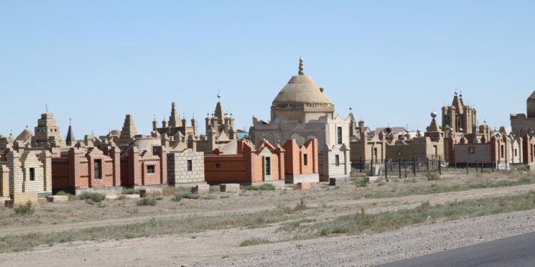 ҚОРШАУЫ ЖОҚ БЕЙІТ АУМАҒЫНДАҒЫ ҚАБІРЛЕР ТАПТАЛЫП ЖАТЫР