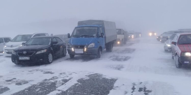 Көктайғақ салдарынан Қарағанды – Астана тасжолында 700-ден астам көлік тұрып қалды