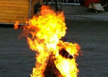 Әкімдіктің алдында өз-өзін жағып жіберген ер адам көз жұмды