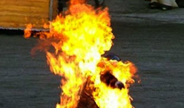 Әкімдіктің алдында өз-өзін жағып жіберген ер адам көз жұмды