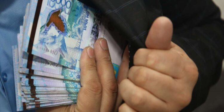 Аудан әкімдігінің қызметкері 700 миллион жымқырып сотталды