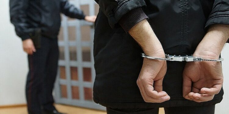 Шымкенттік ер адам туған анасын өлтіріп, үйін өртеді деген күдікке ілінді