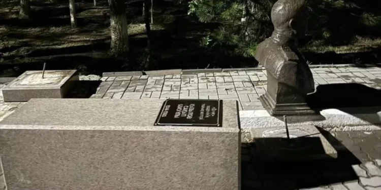 Атырауда ескерткіш құлап қайтыс болған қыздың әкесі кінәлілердің жазалануын талап етті