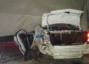 Жүк көлігінің тіркемесі полицейлерге құлаған