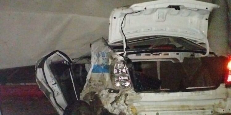 Жүк көлігінің тіркемесі полицейлерге құлаған