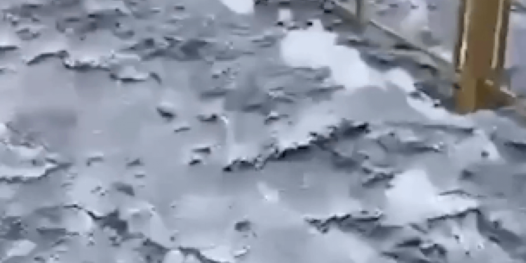 «Қара түсті қар»: көшелерді күйе басуда