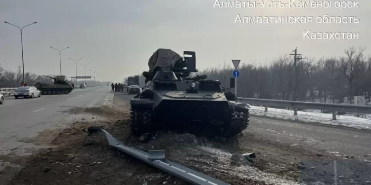Жүк көлігіне тиелген әскери техника құлап, жол апаты болды