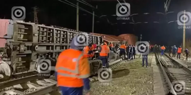 Түркістан облысында пойыз аударылып кетті