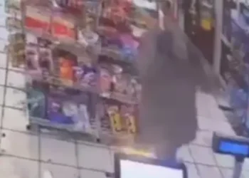 Полиция сатушы әйелді өлтірген адамды іздеп жатыр