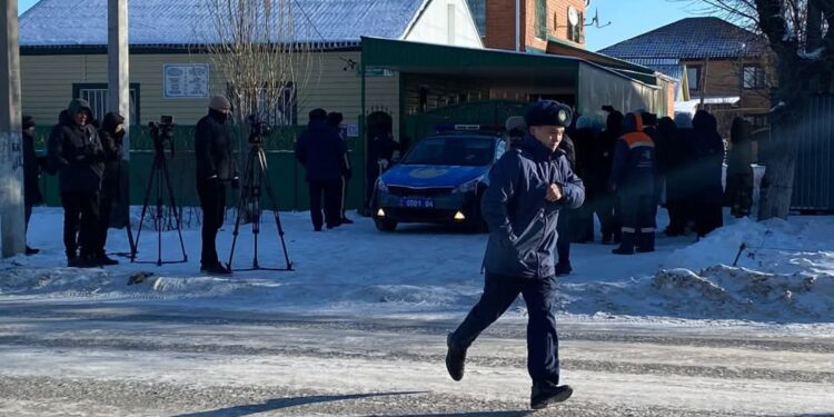 Алаяқ емші науқастарды гипноздап, телефондарынан несие алған