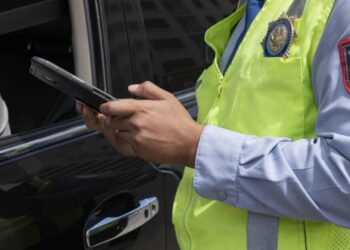 Жүргізуші полицейді көлікпен бірнеше метрге сүйреп әкетті