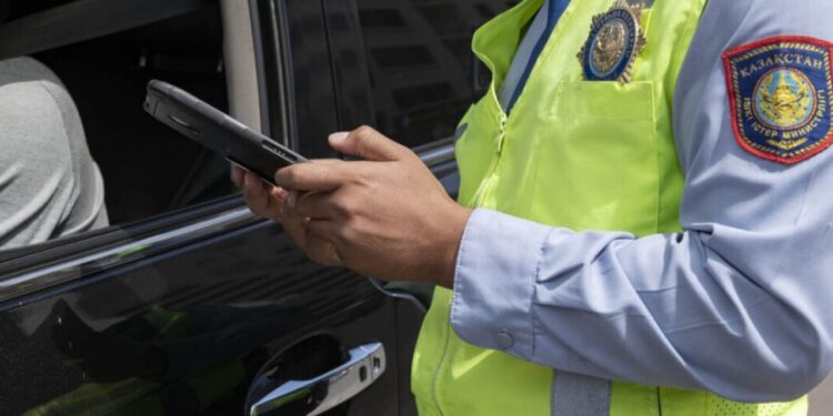 Жүргізуші полицейді көлікпен бірнеше метрге сүйреп әкетті