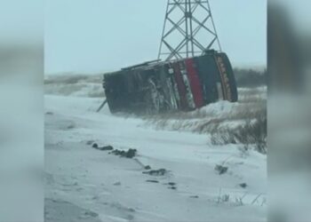 17 жолаушы болған: Қарағандыда қатты желден автобус аударылды