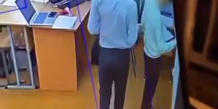 Павлодарда оқушыны шегемен нұқыған мұғалім жұмыстан шығарылды