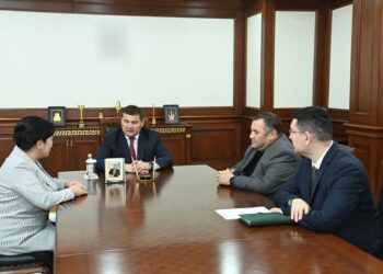 Облыс әкімі ұшақта адам өмірін құтқарған жігіттің оқу ақысын төлеп бермек