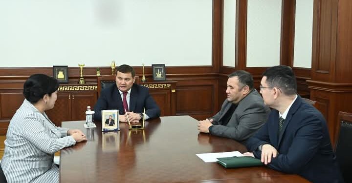 Облыс әкімі ұшақта адам өмірін құтқарған жігіттің оқу ақысын төлеп бермек