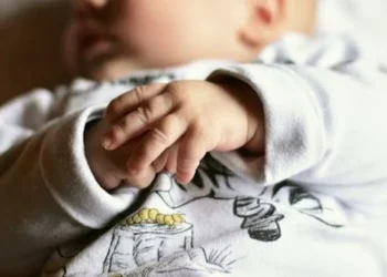 Алматыда көпқабатты үйдің алдына жаңа туған сәбиін тастап кеткен