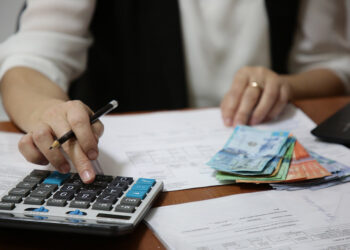 Жалақыны «қайтыс болған адамдарға» төлеп, 30 миллион теңге залал келтірген