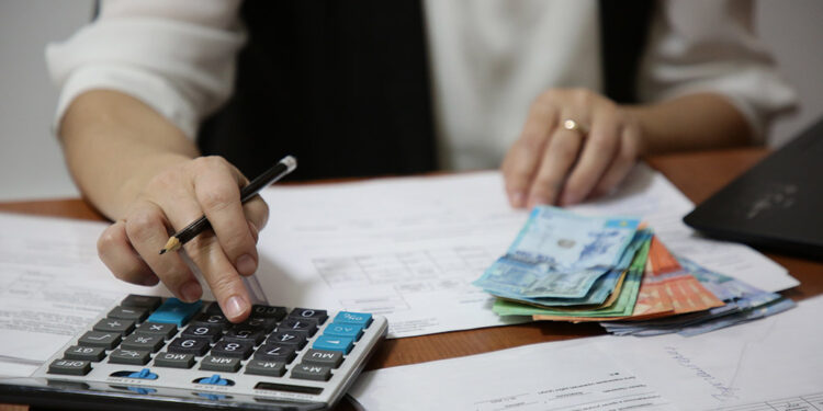 Жалақыны «қайтыс болған адамдарға» төлеп, 30 миллион теңге залал келтірген