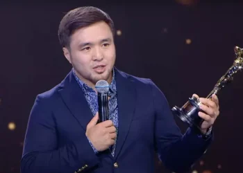 Елдос Сметов өзінің марапатын химия пәнінен халықаралық Олимпиада чемпионына сыйлады