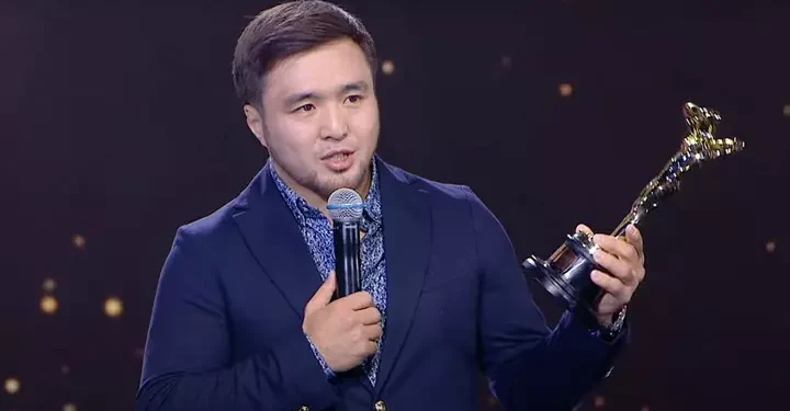 Елдос Сметов өзінің марапатын химия пәнінен халықаралық Олимпиада чемпионына сыйлады