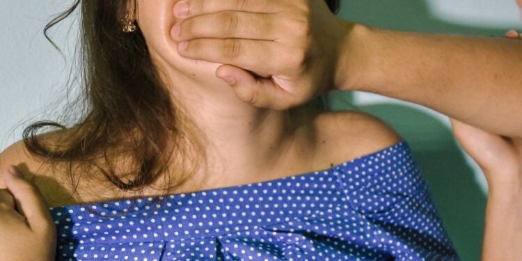 Зорланғанын айтқан 15 жастағы қызды анасы малшыға беріп жіберген