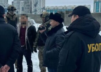 «Бірнеше рет сотталған»: Астанада тұрғынның ақшасы мен көлігін тонаған қылмыстық топ қолға түсті