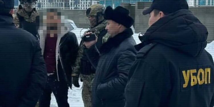 «Бірнеше рет сотталған»: Астанада тұрғынның ақшасы мен көлігін тонаған қылмыстық топ қолға түсті