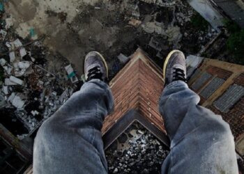 Полиция қызметкерлері өзін өзі өлтірмек болған ер адамды құтқарды