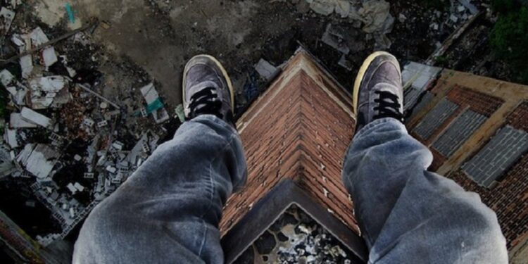 Полиция қызметкерлері өзін өзі өлтірмек болған ер адамды құтқарды