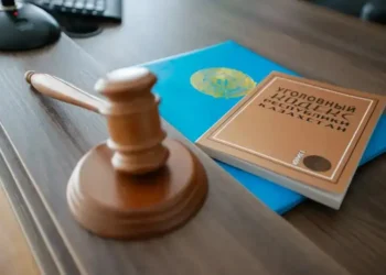 Шымкентте судьяның отбасына қоқан-лоқы көрсеткен ер адам 2 жылға сотталды