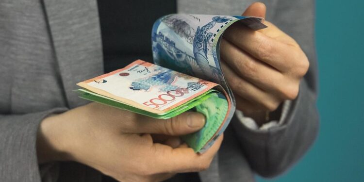 Қазақстандықтардың орташа жалақысы 434 мың теңгеден асты