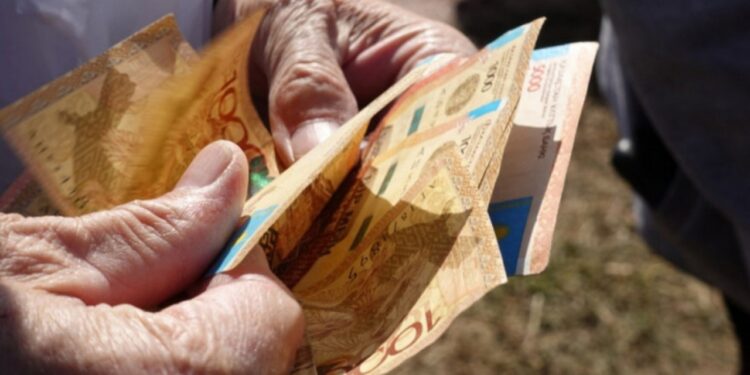 «Бақытты өмір үшін»: Астанада зейнеткерлер бір адамға 286 млн теңге жинап берген