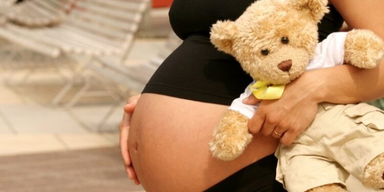 16 жастағы қыз өгей әкесінен жүкті болып қалды