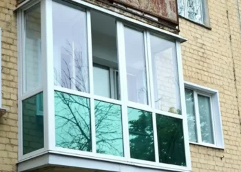 Қостанайда 3 жасар бала анасын балконға қамап қойған