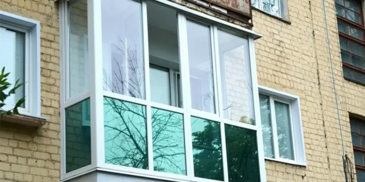 Қостанайда 3 жасар бала анасын балконға қамап қойған