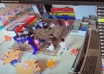 Балабақшадағы былық: Бір қасықпен бірнеше баланы тамақтандырған