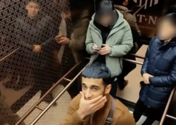 Пранк жасаған: Астанада лифтте төбелескен жастар ұсталды