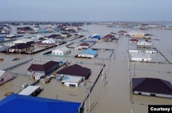 Тасқыннан зардап шеккендерге берілген үйлердің қабырғалары жарылып жатыр