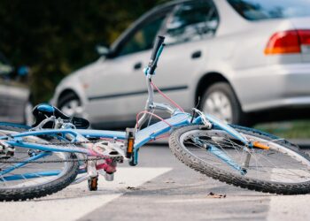 Жеңіл көлік велосипед мінген адамды қағып кетті