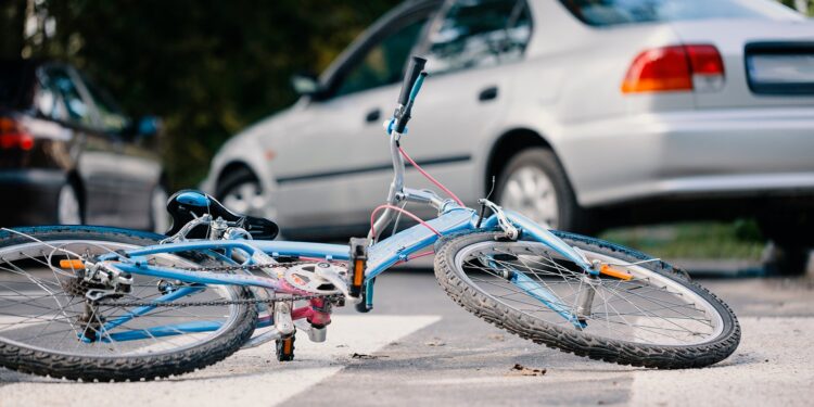 Жеңіл көлік велосипед мінген адамды қағып кетті