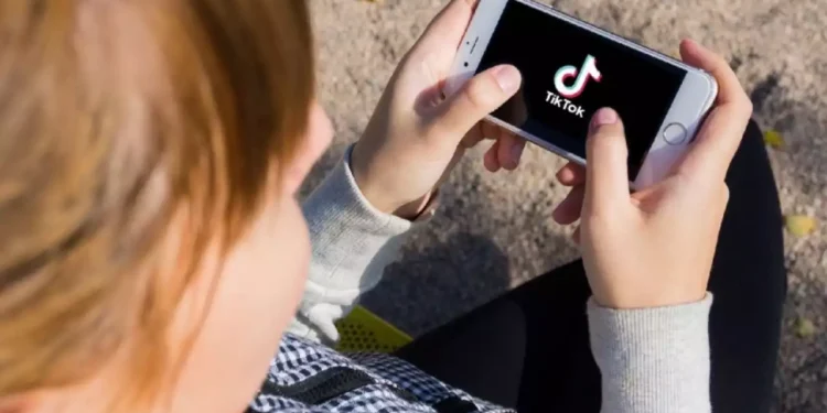 7 жасар қазақстандық қыз TikTok-тағы видеоны көргеннен кейін сөйлемей қалған