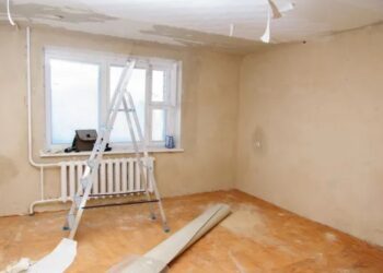 ШҚО-да ұлы әкесін сотқа беріп, үйді жөндеуге жұмсаған ақшасын қайтарып алмақ болды