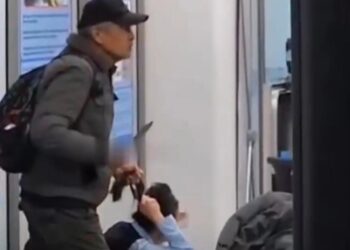 Алматы әуежайында ер адам қызметкерді тұтқынға алды ВИДЕО