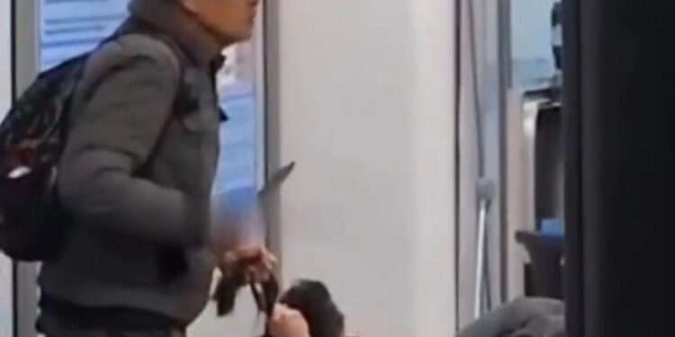 Алматы әуежайында ер адам қызметкерді тұтқынға алды ВИДЕО