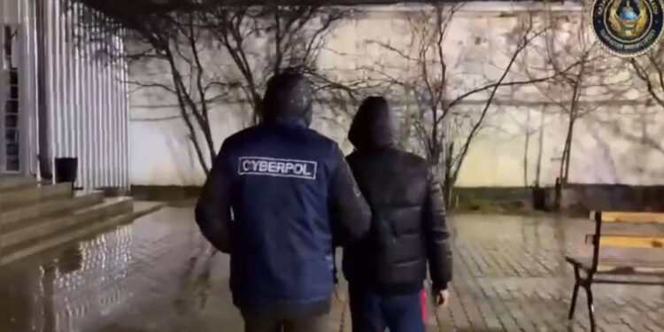 Алаяқтар тұрғындардың шотынан 48 млн теңге жымқырған