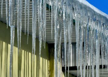 Баласымен кетіп бара жатқан әйелге шатырдан мұз құлап кетті ВИДЕО