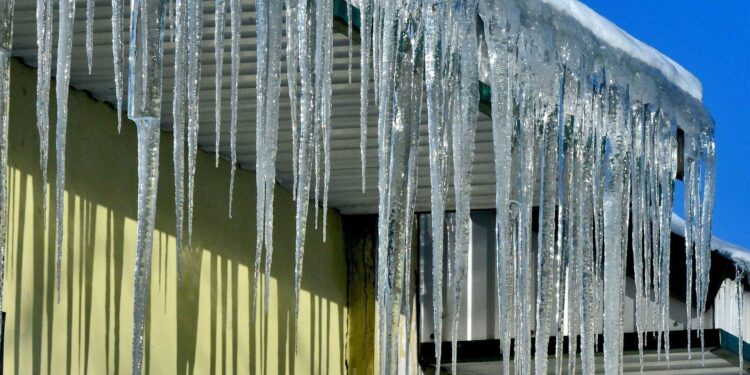 Баласымен кетіп бара жатқан әйелге шатырдан мұз құлап кетті ВИДЕО