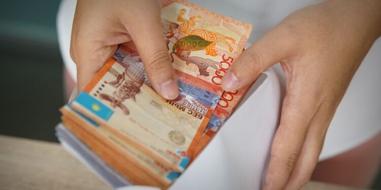 Студенттерді грантқа ауыстырамын деп ақша алған ЖОО қызметкерлері сотталды